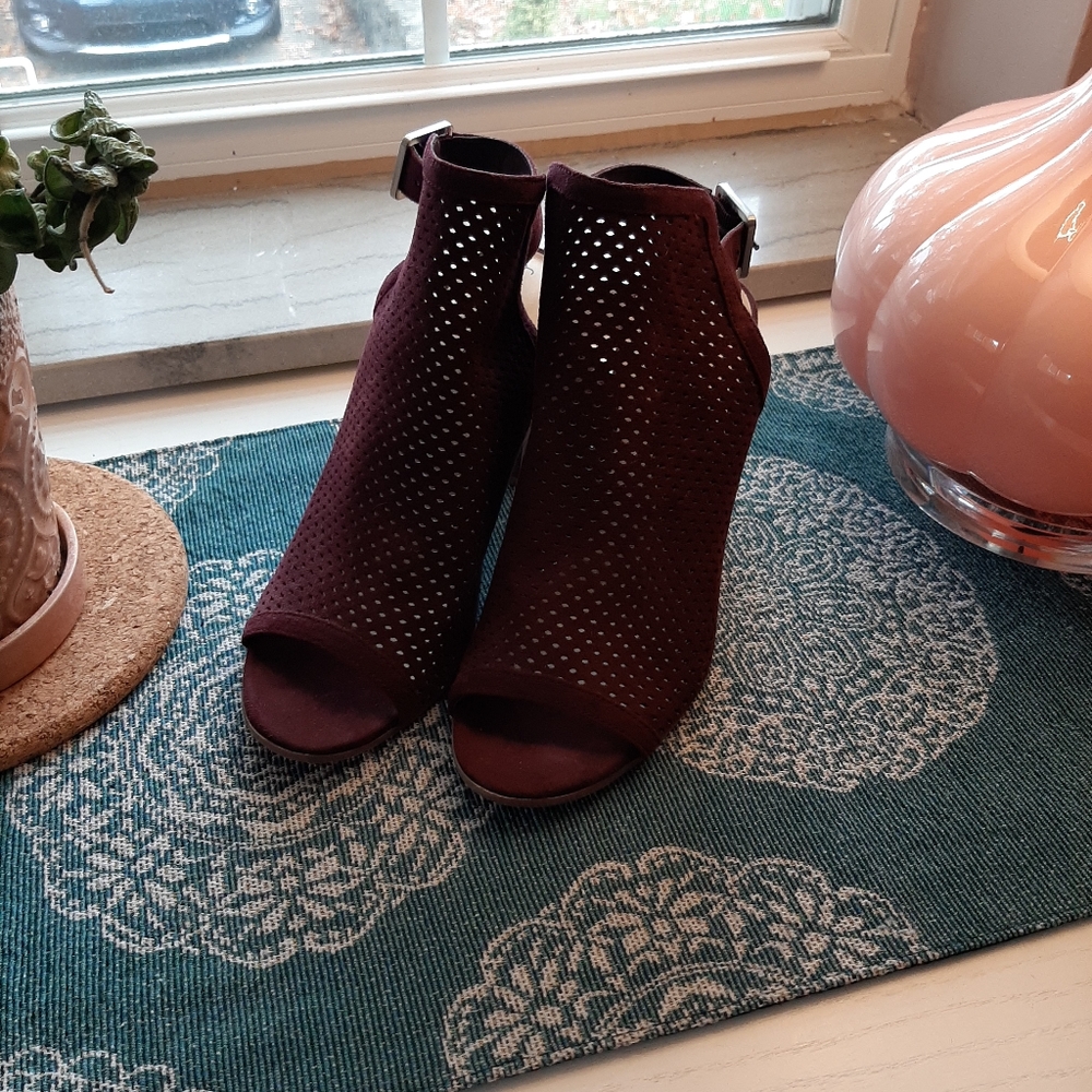Maroon heels - Picture 5 of 13